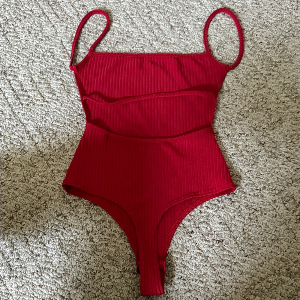 PrettyLittleThing Red Ribbed Bodysuit - Picture 2 of 2